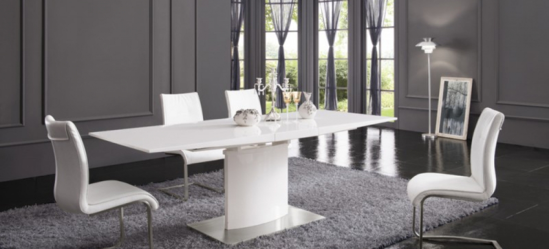 Strakke witte eettafel